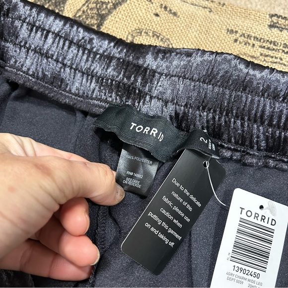 Torrid NWT! Dark Navy Blue Silk Charm Wide Leg Pant Size 2X (18-20) - Picture 9 of 15